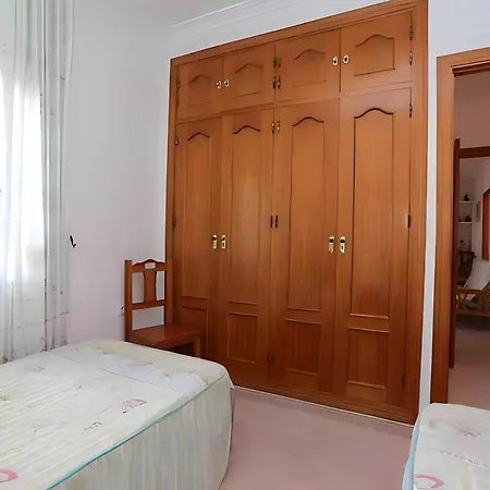 Con Piscina Privada Y Barbacoa Solo Familias Будинок відпочинку